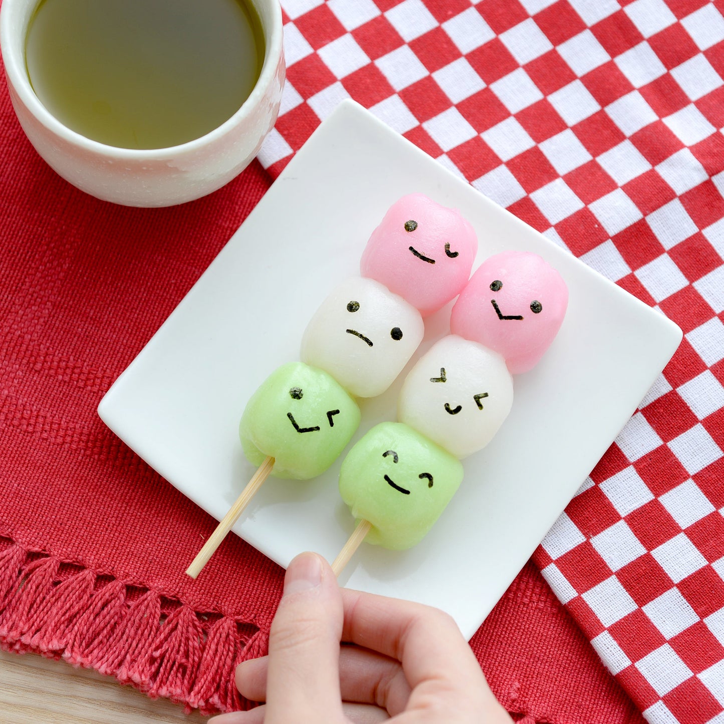 にこにこパンチ miniで作った顔付きだんご — 三色だんご風の和スイーツアレンジ例