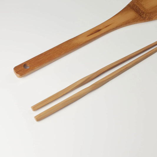 国産竹の菜箸とヘラの持ち手部分と竹の自然な模様