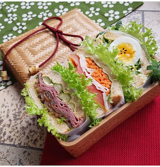 すす竹アジロ編みおむすび篭にサンドイッチを詰めたお弁当