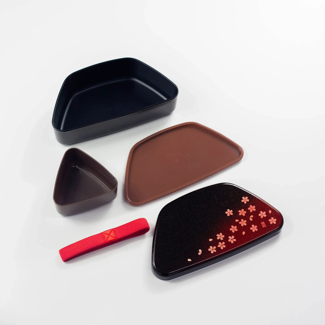 富士おにぎり弁当箱 茜桜赤シリーズ - おにぎりとおかずを美しく盛り付けた弁当