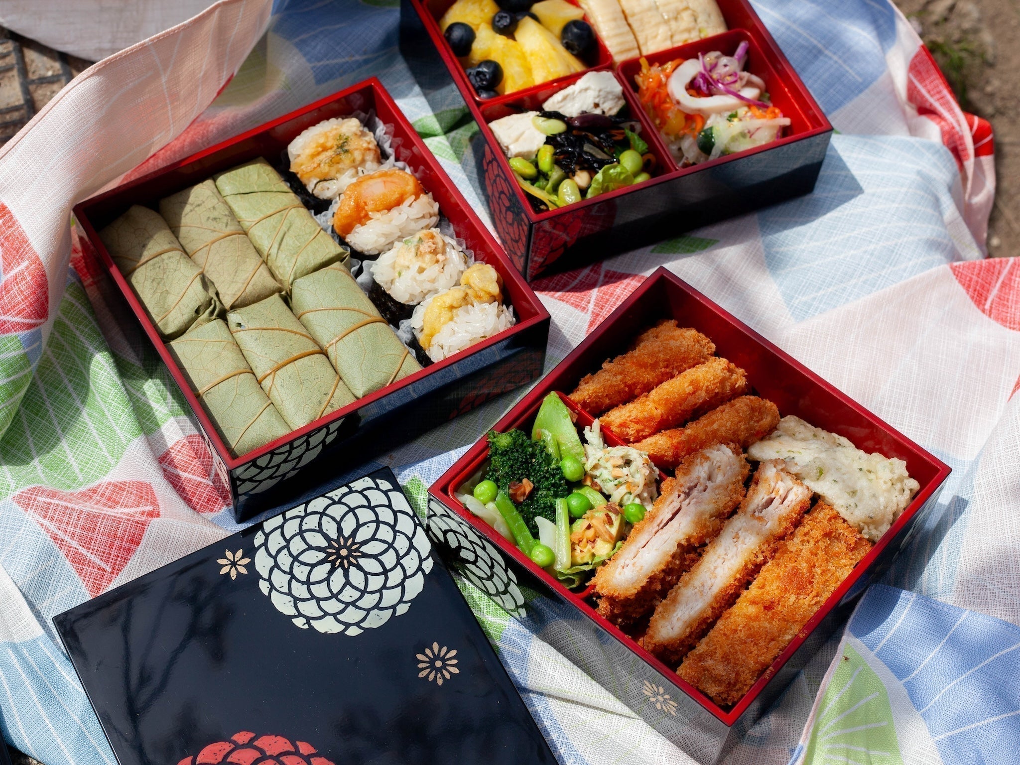 レトロ花見弁当箱 重箱でお花見弁当 | 三段重と仕切り小鉢で華やかに | Bento&co