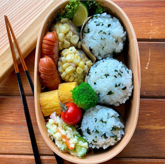 俥型おにぎりと三角おにぎりのお弁当