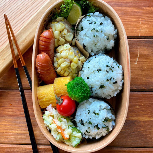 俥型おにぎりと三角おにぎりのお弁当
