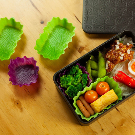 ベジカップを使ったお弁当 グリーンとパープルのスクエア型カップでおかずを分けた一段弁当箱