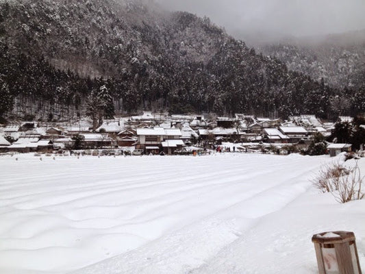 京都・美山かやぶきの里の雪景色 冬の夜のライトアップ