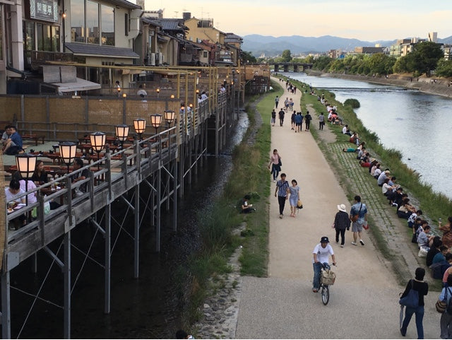 京都・鴨川沿いの納涼床 夏の夜の風景