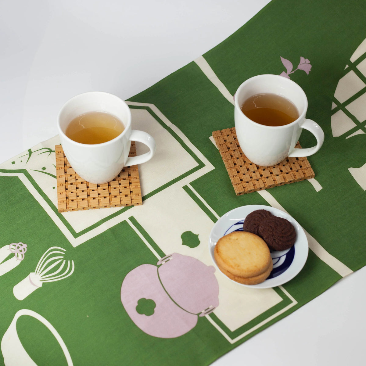 飾り手拭 茶室 テーブルランナー使用例 お茶とお菓子を添えた茶の時間のシーン