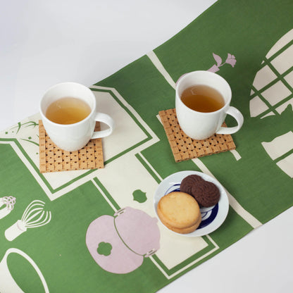 飾り手拭 茶室 テーブルランナー使用例 お茶とお菓子を添えた茶の時間のシーン
