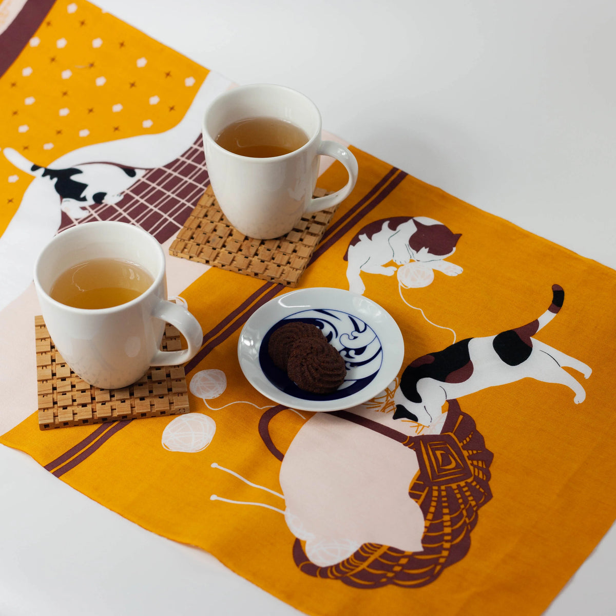 コタツと猫の冬の室内デザイン お茶の時間 
