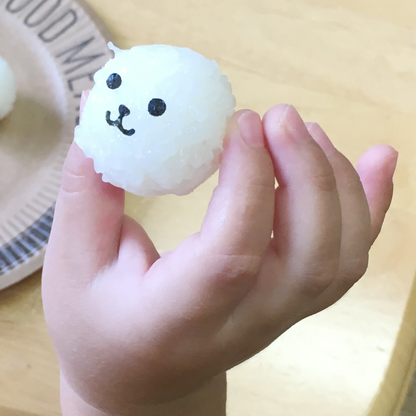こむすびボール miniで作った顔付きミニおにぎり — 子どもの手のひらに乗るひとくちサイズ