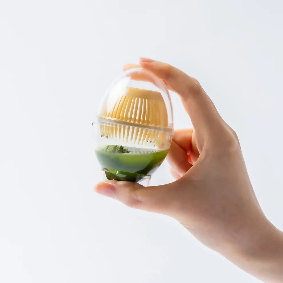 抹茶を入れたちきりやの抹茶シェイカーを片手で持つ様子