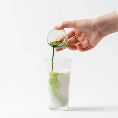ちきりやの抹茶シェイカーで作った抹茶をミルクの入ったグラスに注ぐ様子