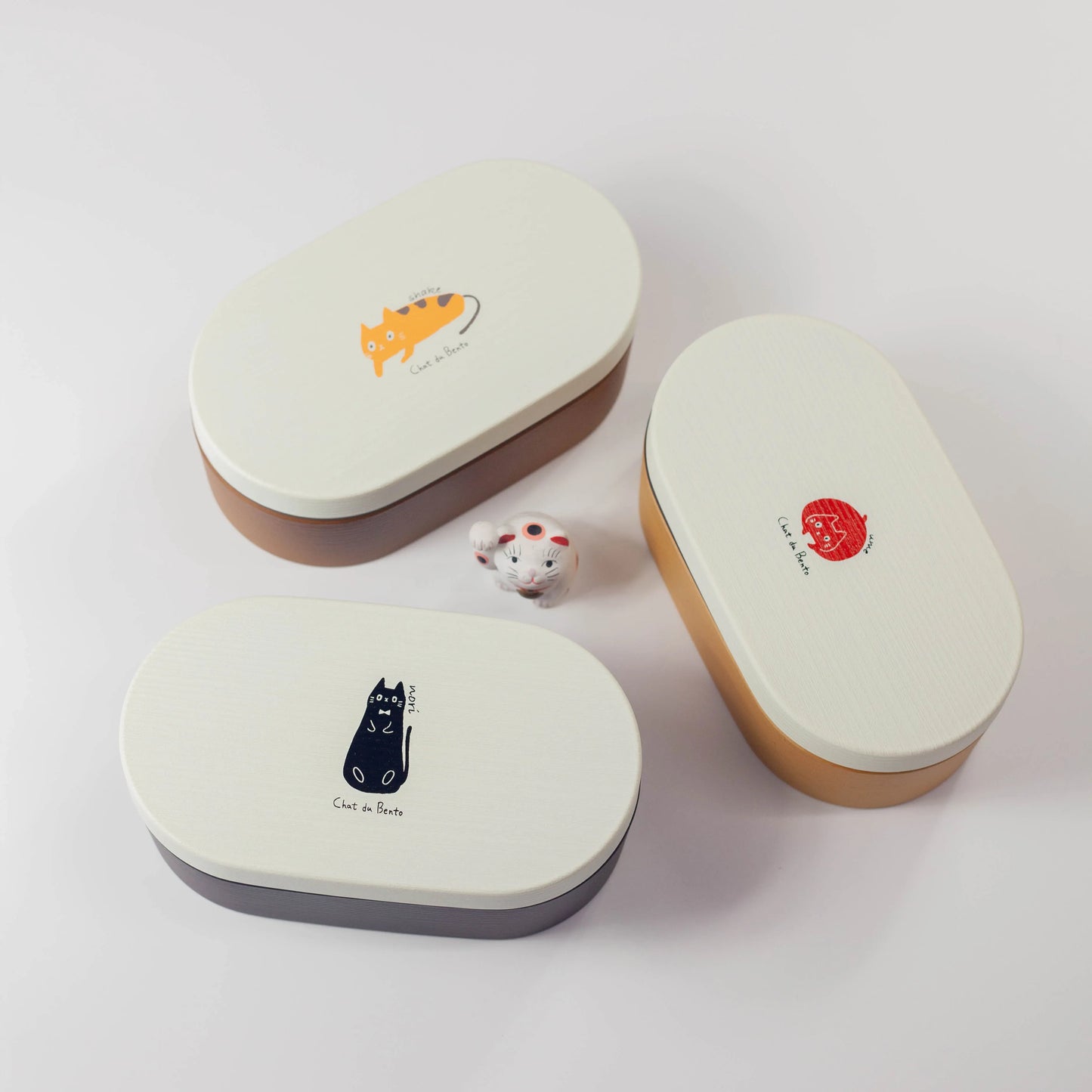 Chat du Café 木目小判弁当箱 3色重ね — うめ猫・シャケ梅・のり猫の木目調側面と白蓋のデザイン