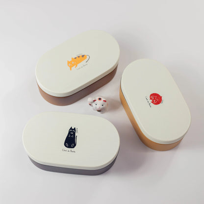 Chat du Café 木目小判弁当箱 3色重ね — うめ猫・シャケ梅・のり猫の木目調側面と白蓋のデザイン