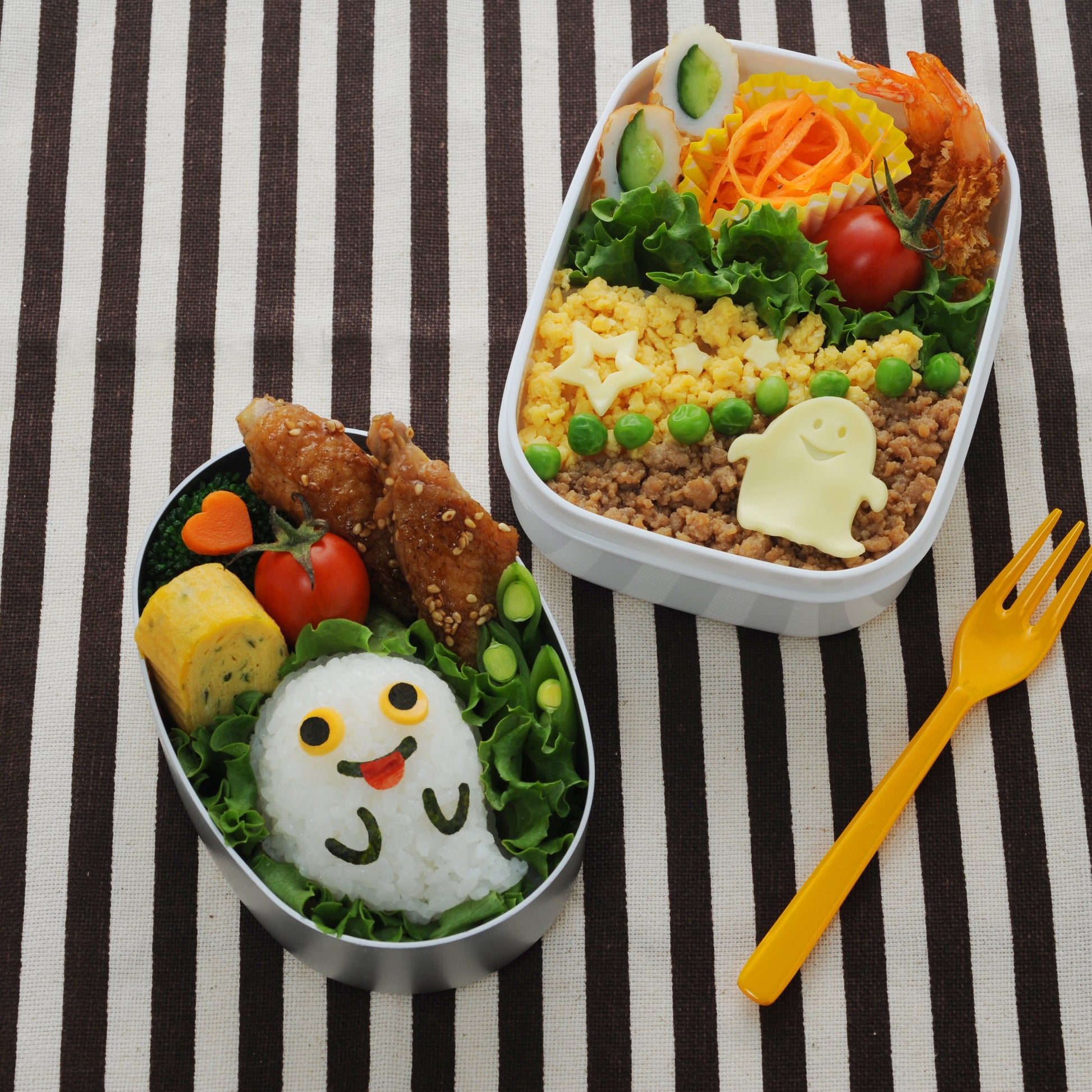おばけおにぎりセットで作ったおばけおにぎり入りお弁当2種 — 丸型弁当箱のおばけおにぎりと白いお弁当箱のおばけチーズデコ
