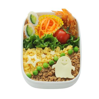 おばけおにぎりセットで作ったおばけ型チーズをのせたそぼろ弁当 — えび・ミニトマト・グリーンピース添えのカラフルなお弁当