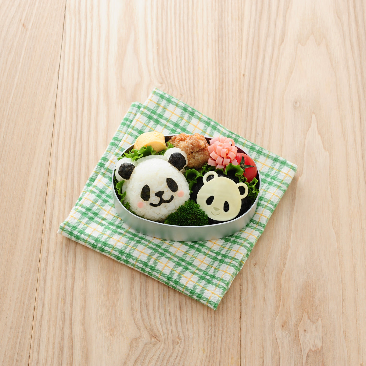 おむすびパンダで作ったパンダおにぎり2個入り丸型お弁当 — グリーンチェックのランチクロスに包んだスタイル