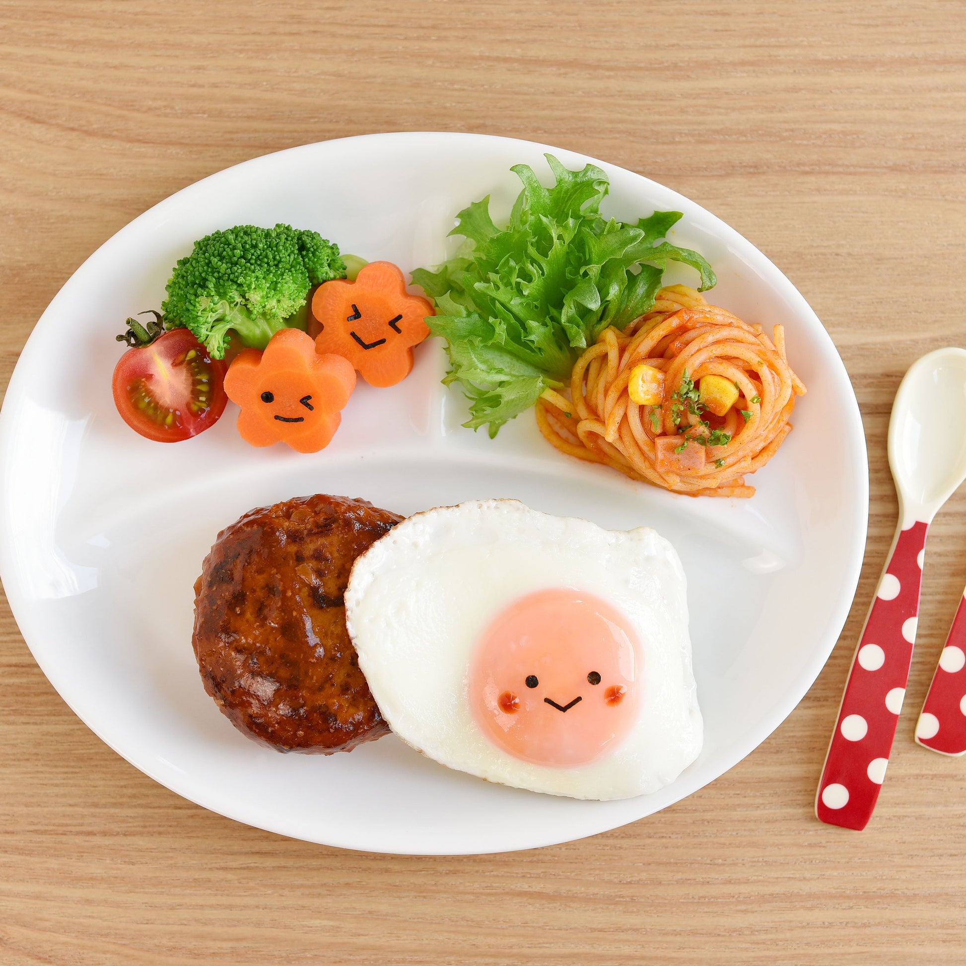 にこにこパンチ miniで作った顔付き目玉焼きと花形にんじんのキャラ弁プレート — ハンバーグ添え