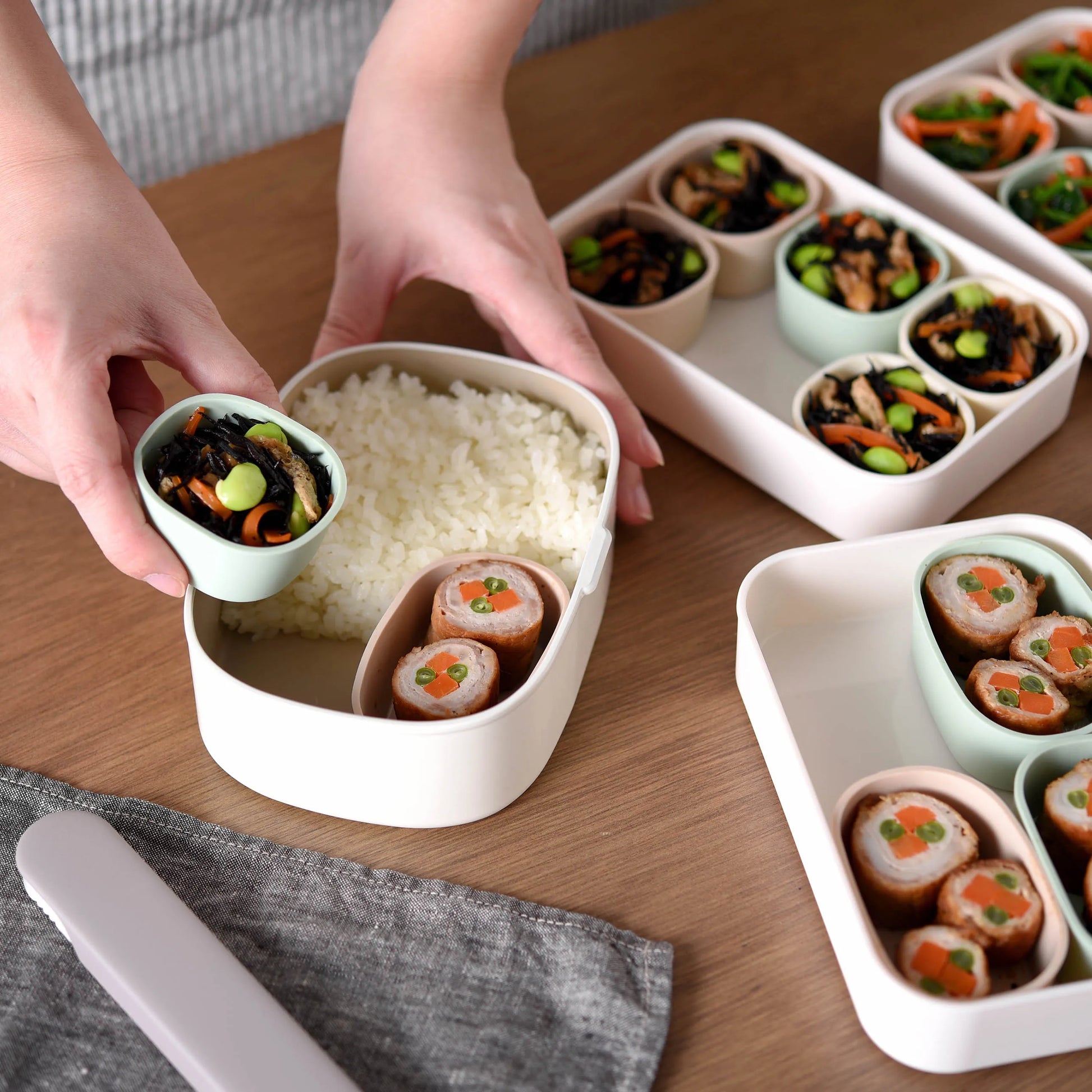 オーバルカップ お弁当への盛り付け使用例