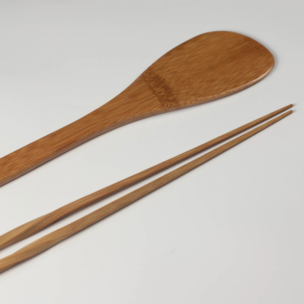 国産竹のヘラの裏面と細く仕上げられた菜箸の先端
