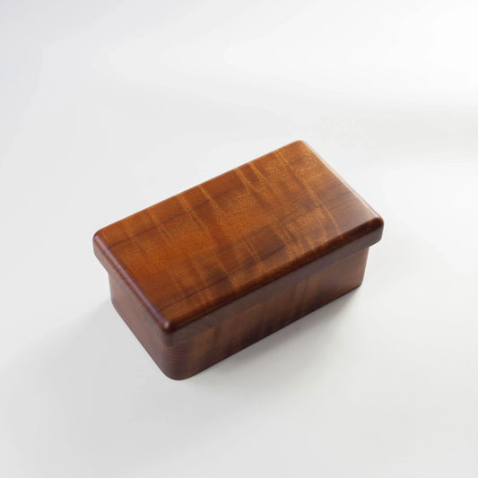 Miyama Bento Box 411 たぶ 全体 — 深みのある茶褐色が美しい天然たぶ材の木製弁当箱