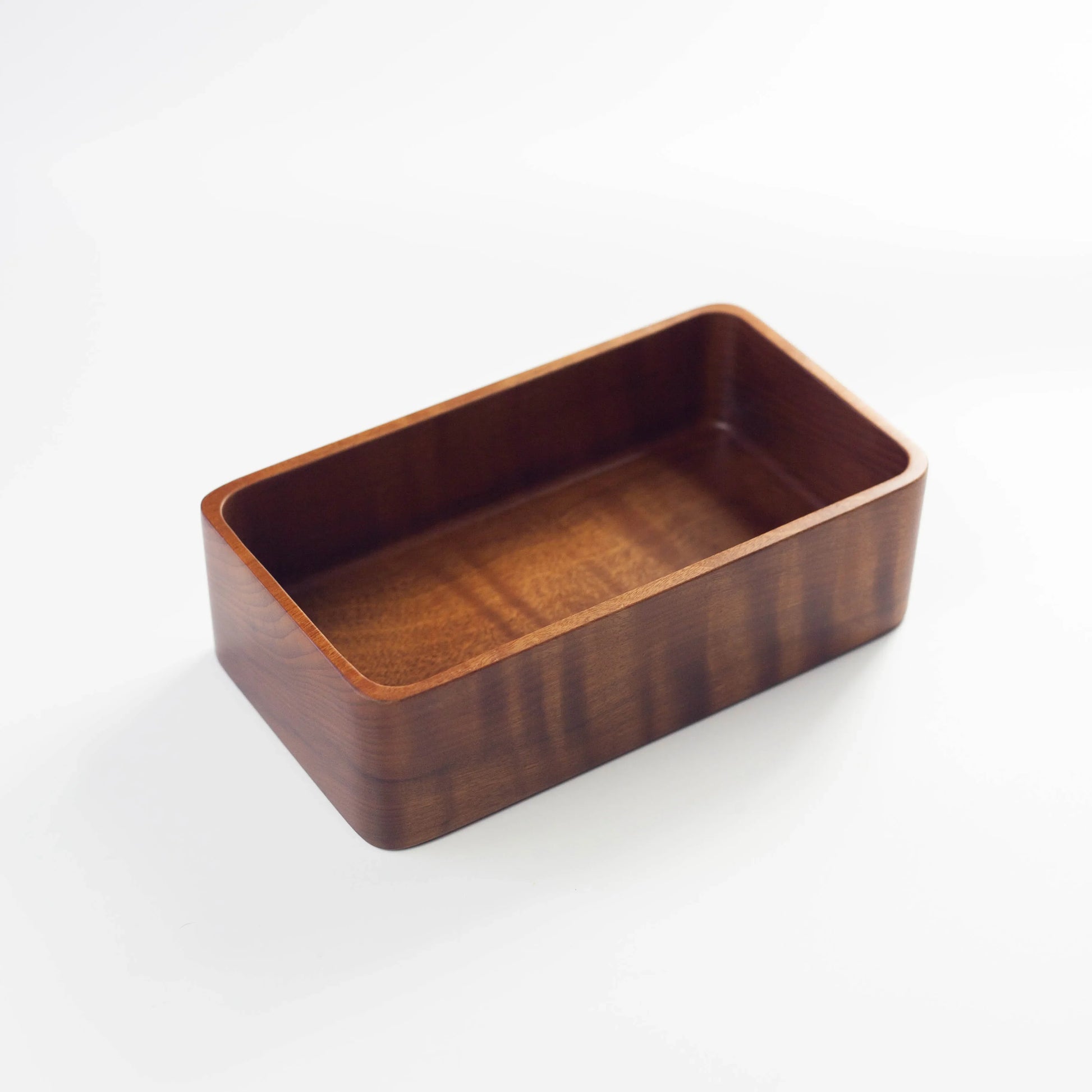 Miyama Bento Box 411 たぶ 全体 — 深みのある茶褐色が美しい天然たぶ材の木製弁当箱