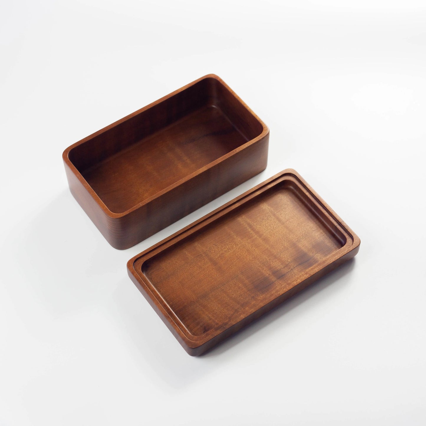 Miyama Bento Box 411 たぶ 全体 — 深みのある茶褐色が美しい天然たぶ材の木製弁当箱