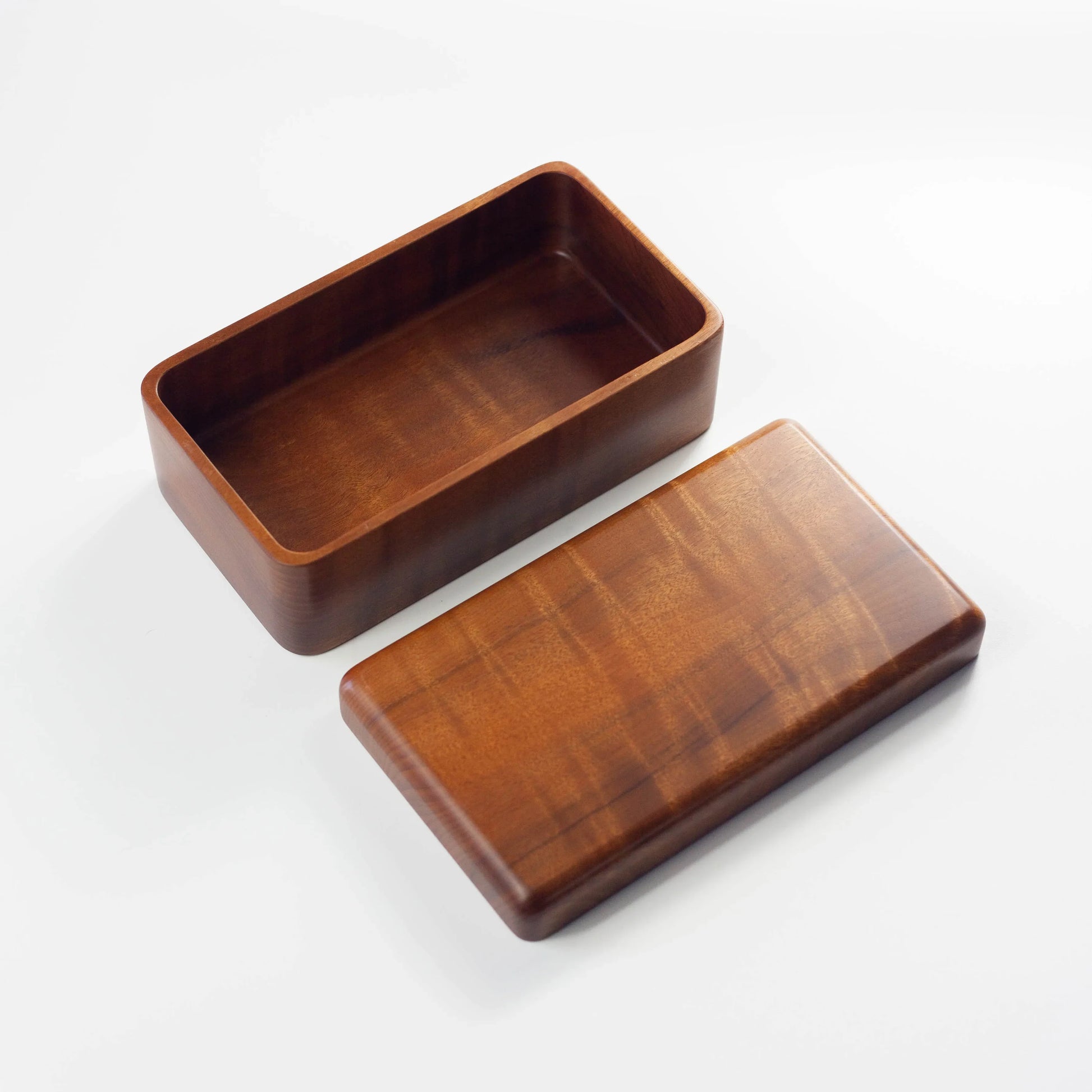 Miyama Bento Box 411 たぶ 全体 — 深みのある茶褐色が美しい天然たぶ材の木製弁当箱
