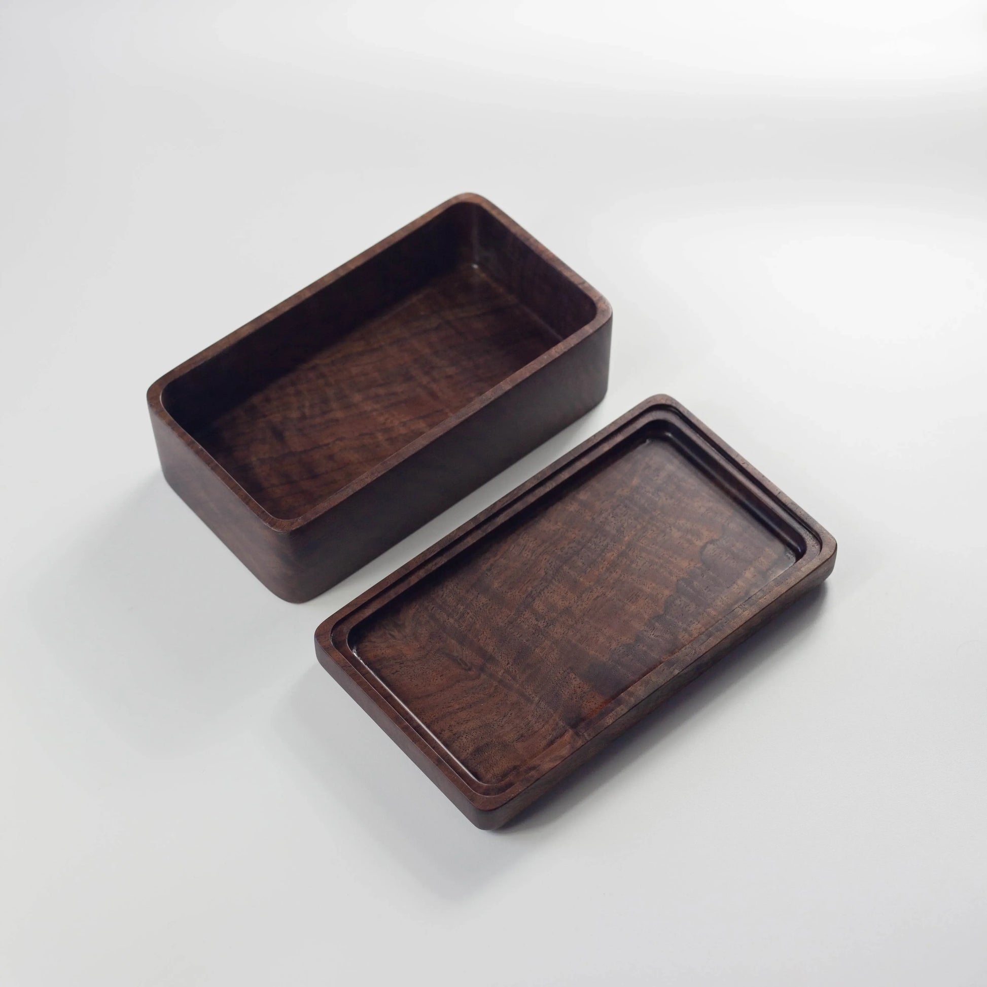 Miyama Bento Box 412 ウォールナット 全体 — 深みのある濃褐色が美しい天然ウォールナット材の木製弁当箱