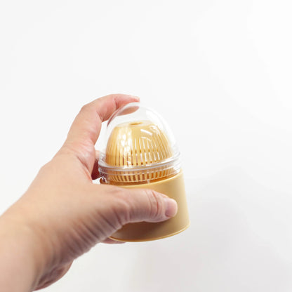 ちきりやの抹茶シェイカーを片手で持ったサイズ感