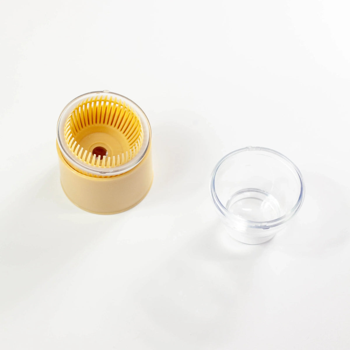 ちきりやの抹茶シェイカーの透明なふたを外し、内側の茶筅状パーツを見せた様子
