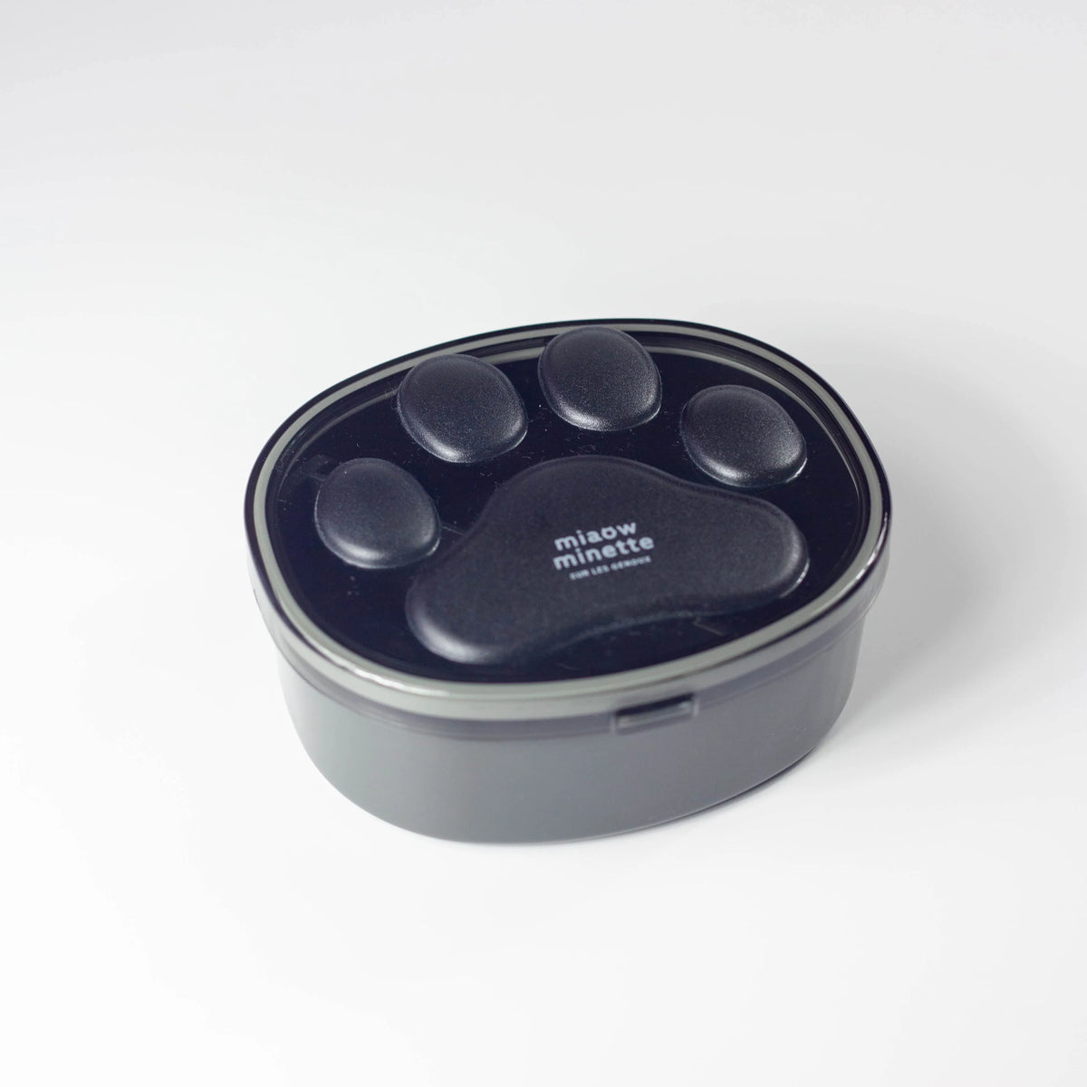 にゃお にくきゅうワンタッチランチ ブラックの肉球型の半透明フタ