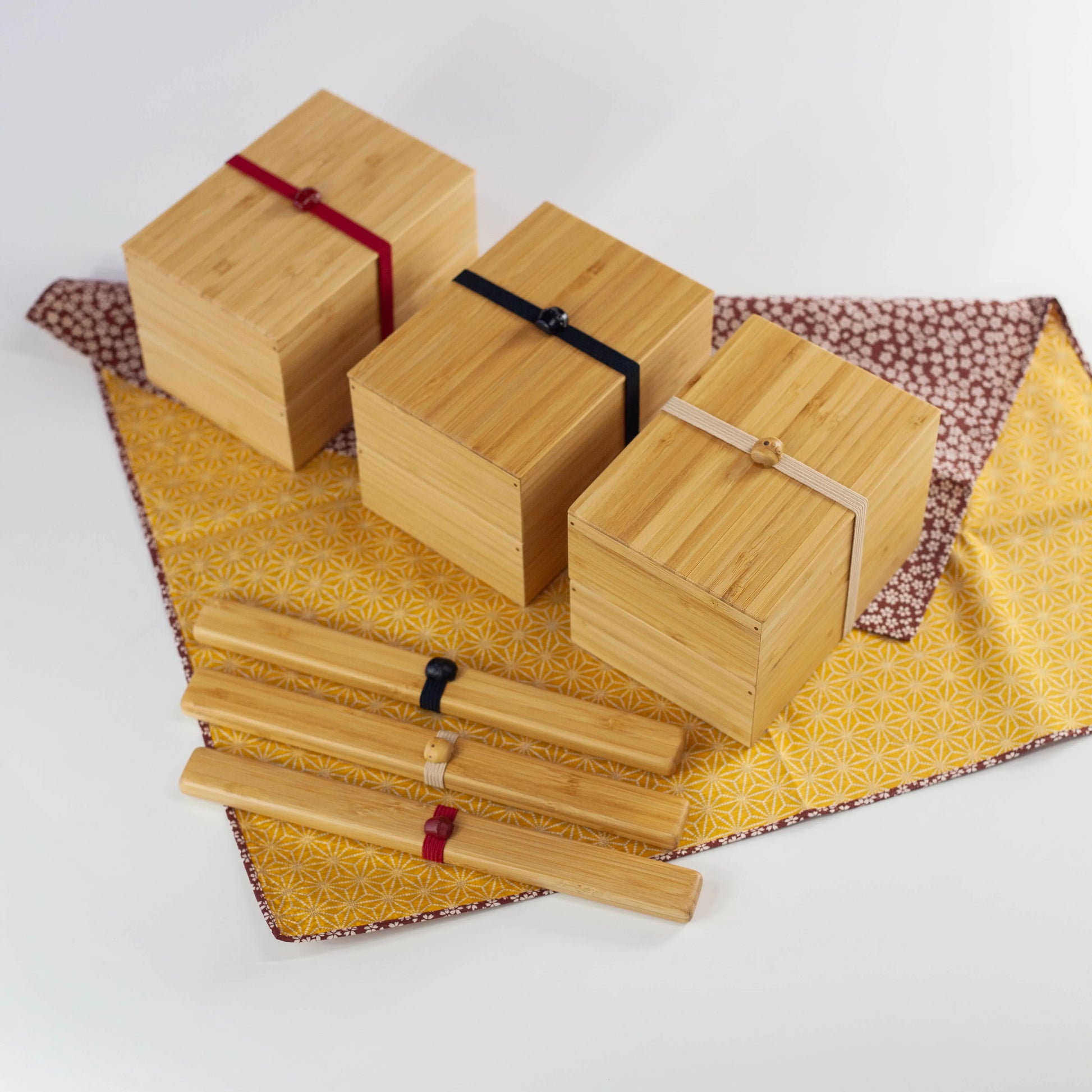 竹製二段弁当箱・箸・風呂敷のセット（ベージュ・赤・黒の3色展開）- Bento&co